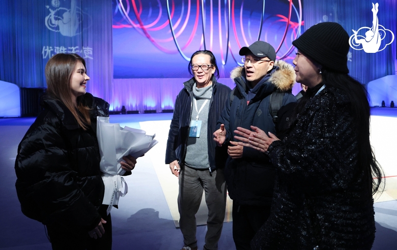 Олимпийская чемпионка Алина Кабаева с организаторами турнира «Небесная грация» с китайской стороны