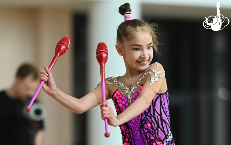 Ксения Савинова во время упражнения с булавами