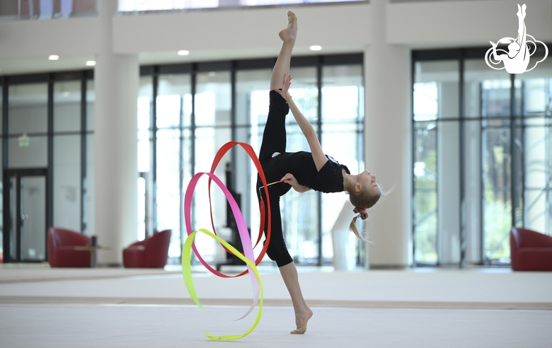 Александра Борисова во время упражнения с лентой