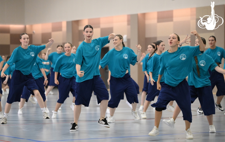 Участники второй смены интенсива студии Аллы Духовой TODES во время флешмоба