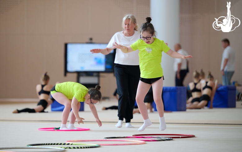 Тренер-преподаватель из Санкт-Петербурга Ольга Зорькина занимается на сборах с детьми с особенностями развития