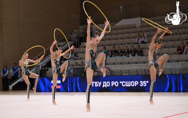 Групповички во время упражнения с обручами