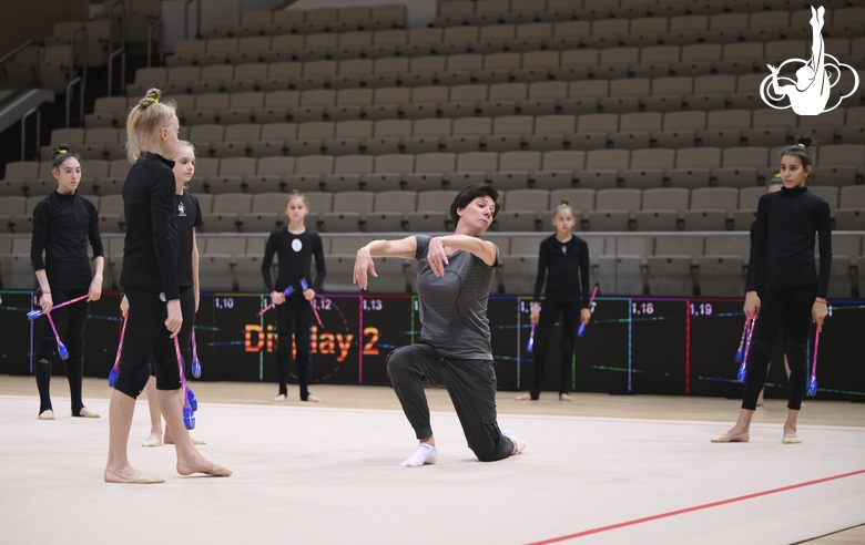 Хореограф фестиваля «Алина» Ирина Зеновка во время занятия с групповичками Академии