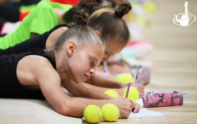 Гимнастки во время занятия с психологом на учебно-тренировочных сборах в Академии