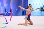 Арина Реквава во время выполнения упражнения с лентой на всероссийском турнире «Кубок "Небесная грация"»