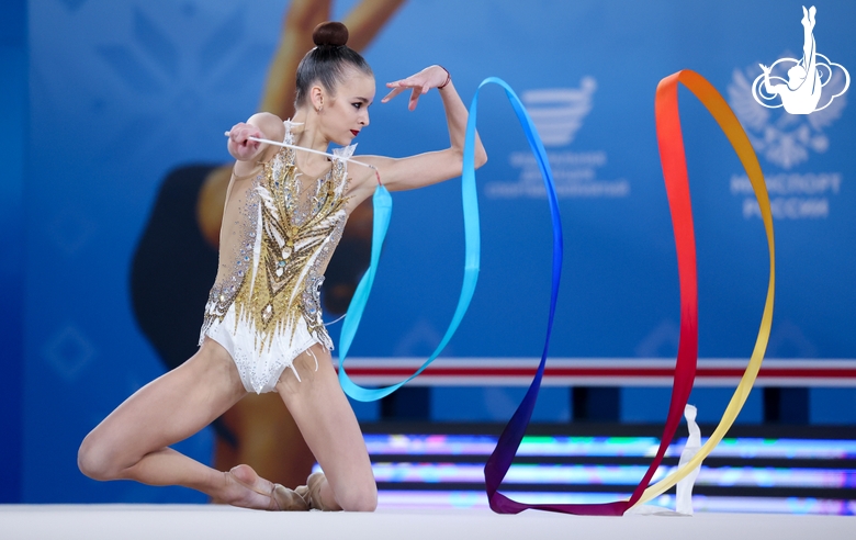 Дарья Веренич во время упражнения с лентой