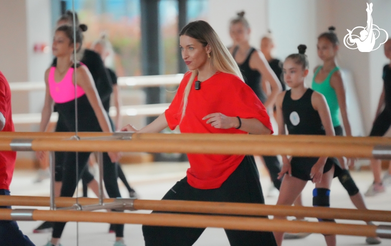 Cолистка Театра Аллы Духовой TODES Анастасия Сословская во время мастер-класса