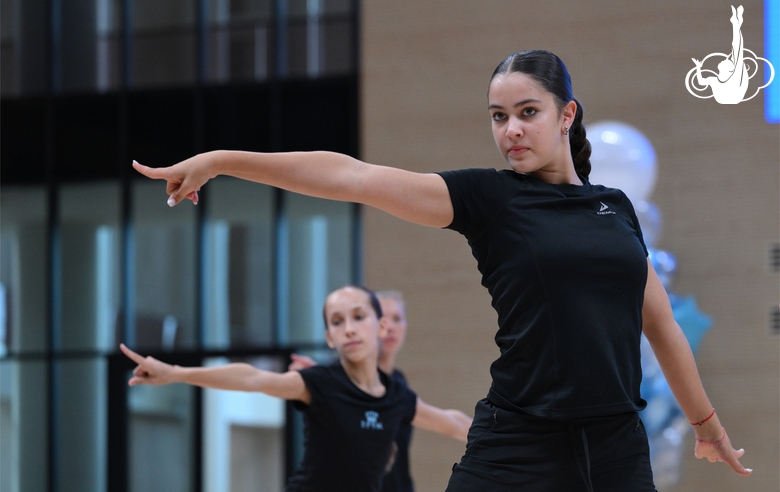 Участницы сборов во время выступления на отчетном концерте