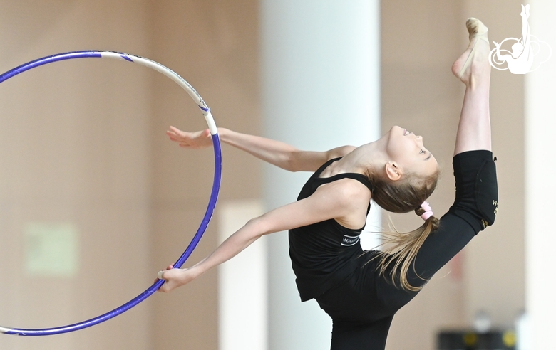 Эльвира Беляева во время упражнения с обручем