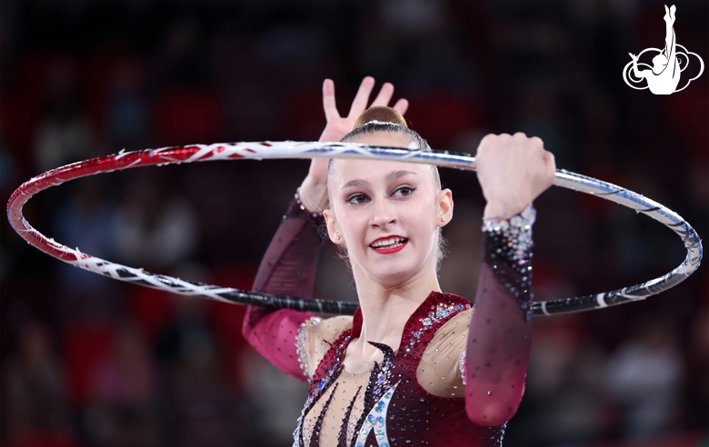 Алина Речкина во время упражнения с обручем