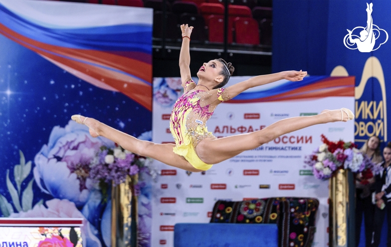 Каролина Тарасова выполняет прыжок в шпагат