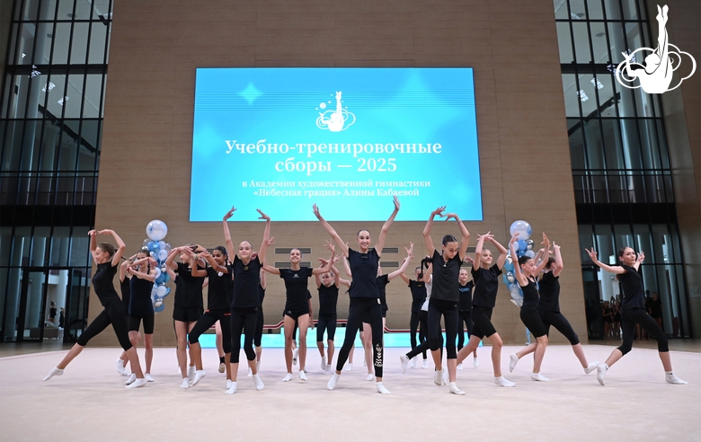 Участницы сборов во время выступления на отчетном концерте