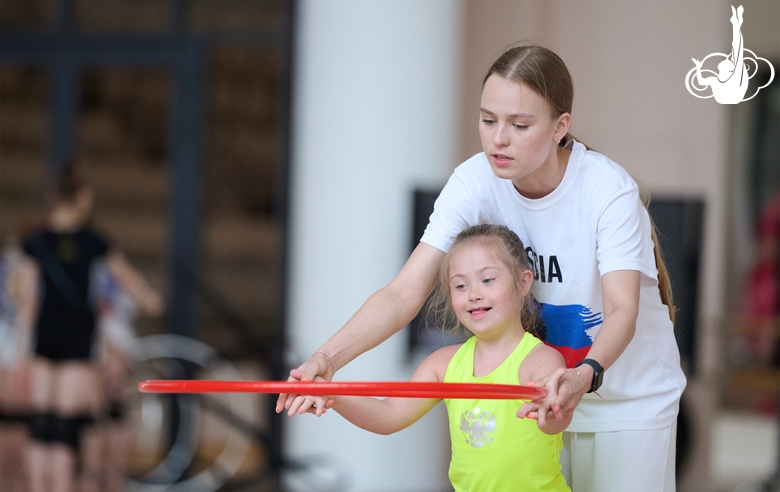 Тренер Елизавета Максякова занимается на сборах с детьми с особенностями развития