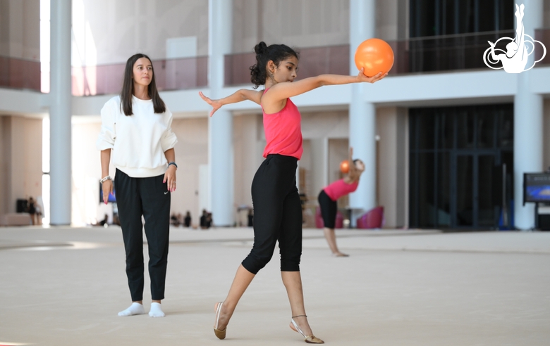 Тренер Елизавета Чернова и гимнастка Авани Нитеш Кадам во время тренировки