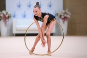 Гимнастка во время упражнения с обручем