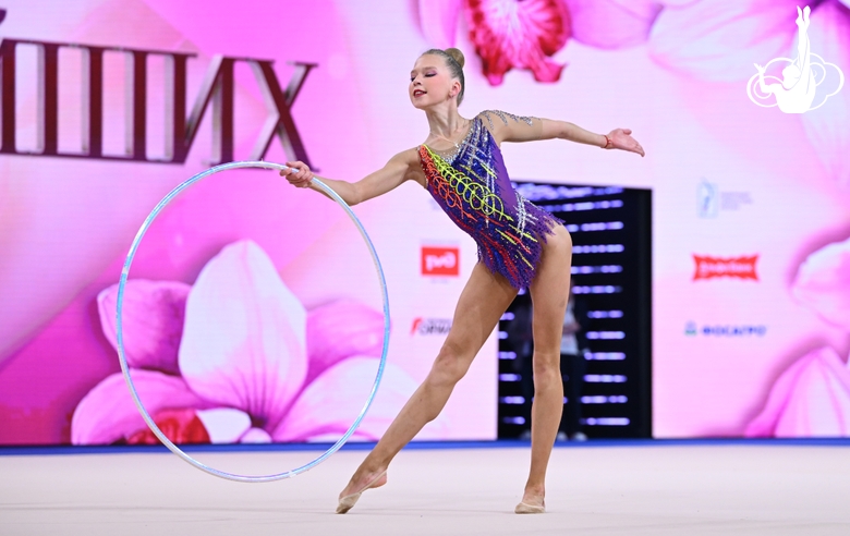 Ева Чевтаева во время упражнения с обручем