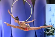 Гимнастка во время выполнения упражнения с обручем на всероссийском турнире «Кубок "Небесная грация"»
