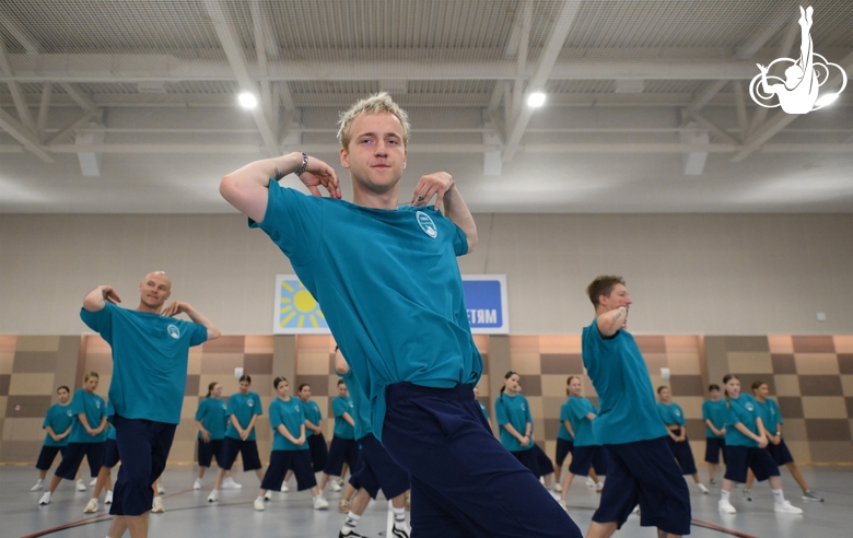 Участники интенсива студии танца Аллы Духовой TODES во время флешмоба