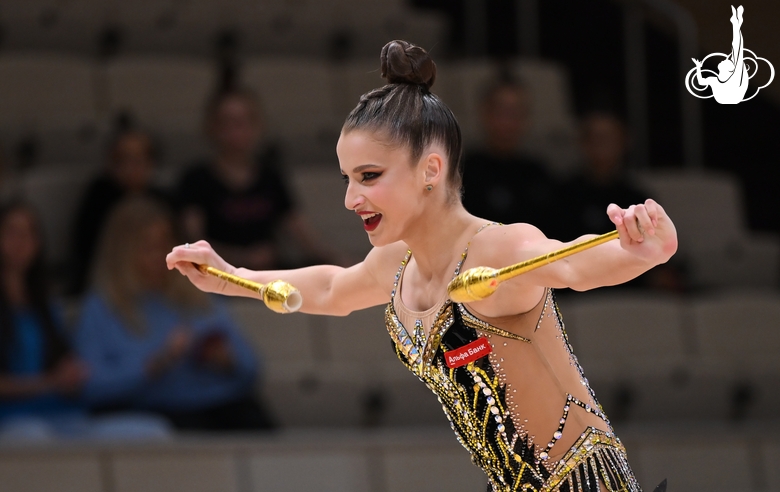 Милена Щенятская во время упражнения с булавами