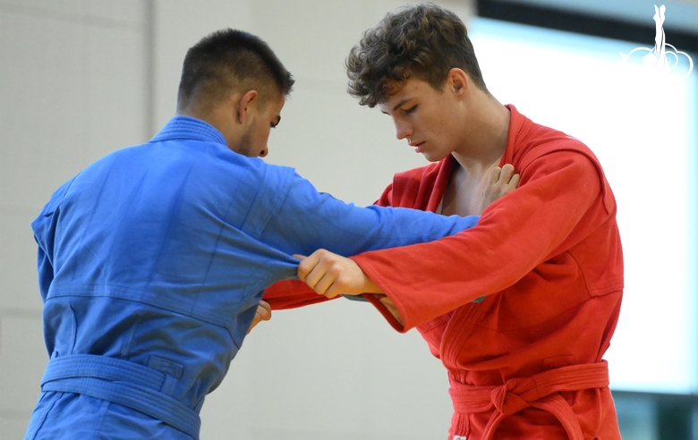 Участники сборов во время тренировки в Академии единоборств