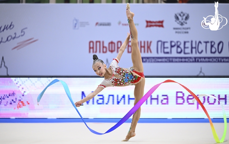 Вероника Малинина во время упражнения с лентой