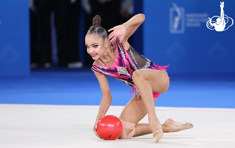 Ксения Савинова во время упражнения с мячом