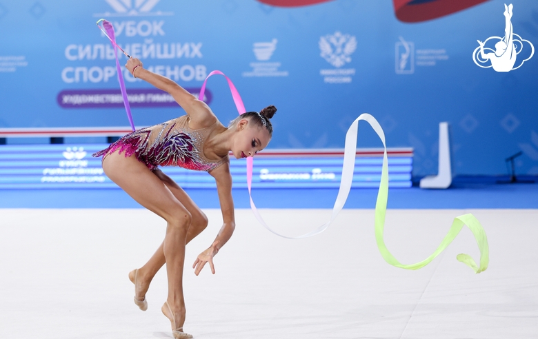 Яна Заикина во время упражнения с лентой