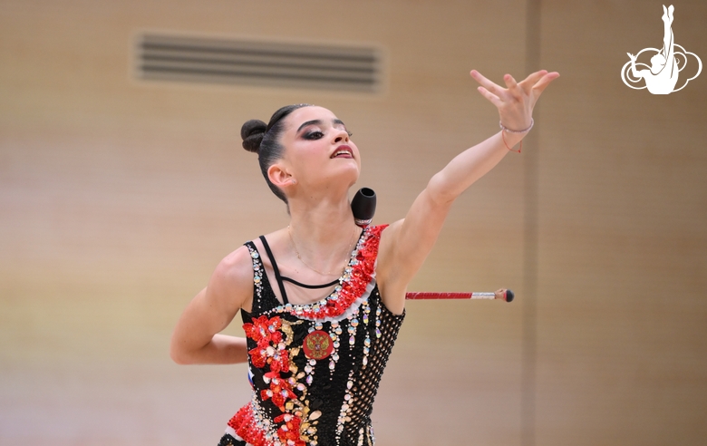 Анна Вакуленко во время упражнения с булавами