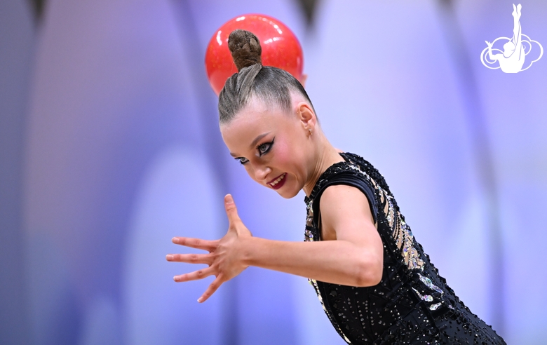 Гимнастка во время выполнения упражнения с мячом на всероссийском турнире «Кубок "Небесная грация"»
