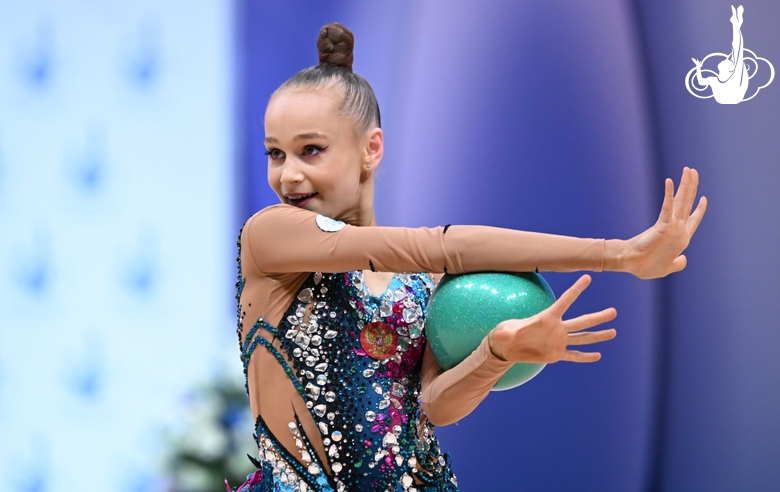 Яна Заикина во время выполнения упражнения с мячом на всероссийском турнире «Кубок "Небесная грация"»