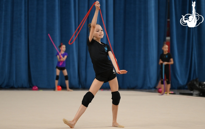 Диана Сысоева во время упражнения со скакалкой на опробовании ковра в Академии единоборств