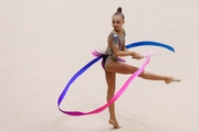 Эльвира Беляева во время упражнения с лентой
