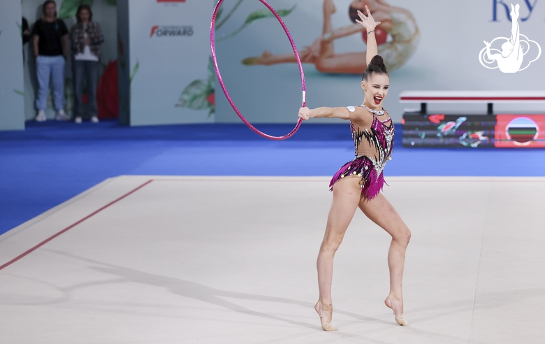 Мария Борисова во время упражнения с обручем