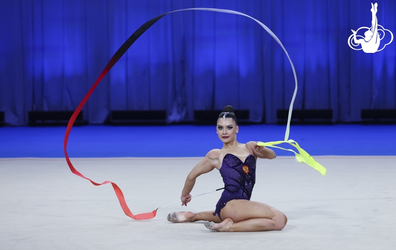 Лала Крамаренко во время упражнения с лентой