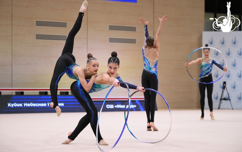 Групповички во время упражнения с обручами