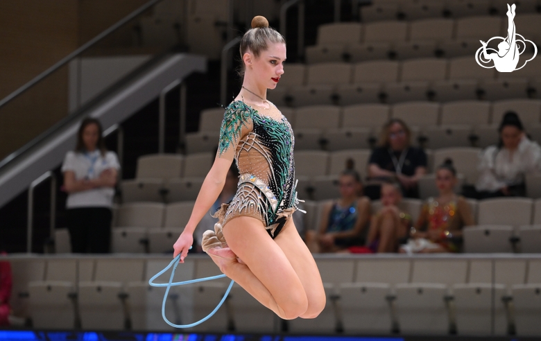 Гимнастка во время упражнения со скакалкой