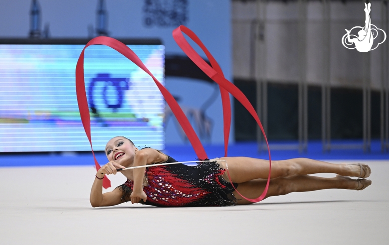 Полина Чеканова во время упражнения с лентой