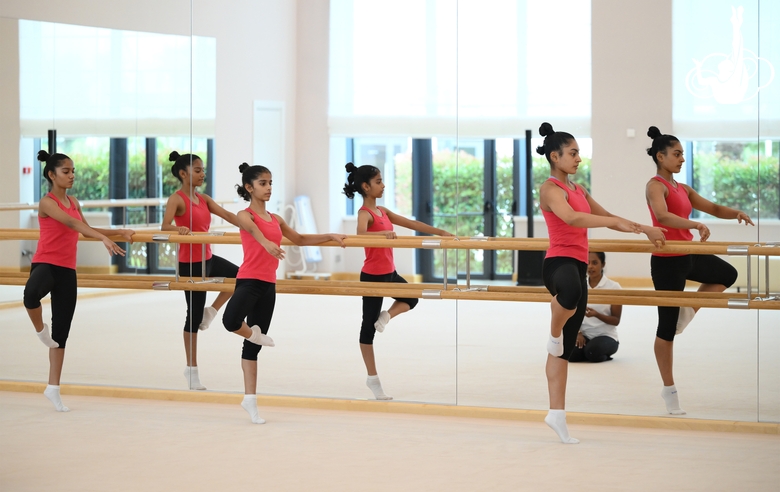 Гимнастки из Индии во время занятия хореографией