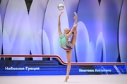 Ангелина Ипатова во время выполнения упражнения с мячом на всероссийском турнире «Кубок "Небесная грация"»