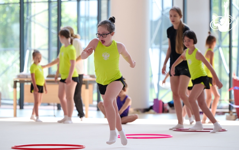 Участницы сборов во время тренировки