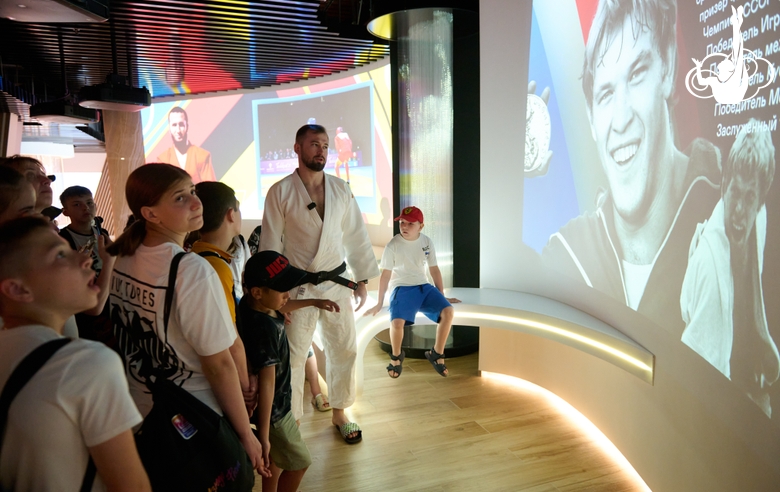 Участники фестиваля дзюдо в музее Академии единоборств