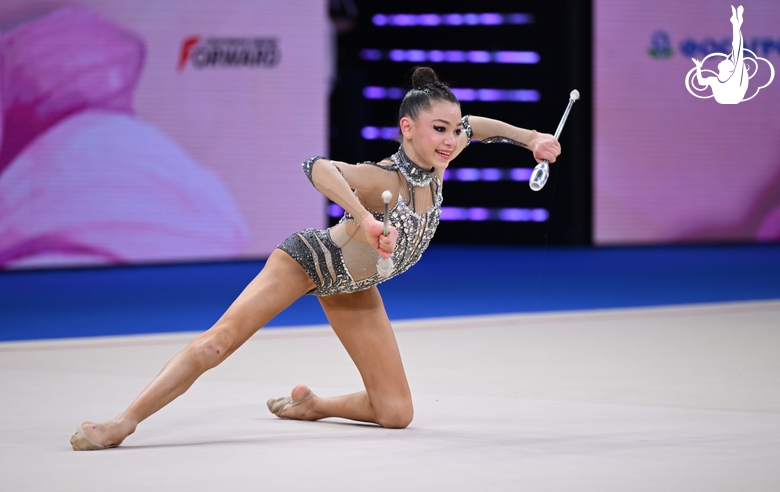 Ульяна Янус во время упражнения с булавами