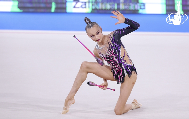 Яна Заикина во время упражнения с булавами