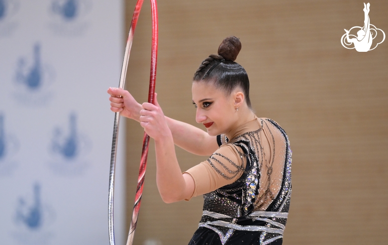 Гимнастка во время упражнения с обручем