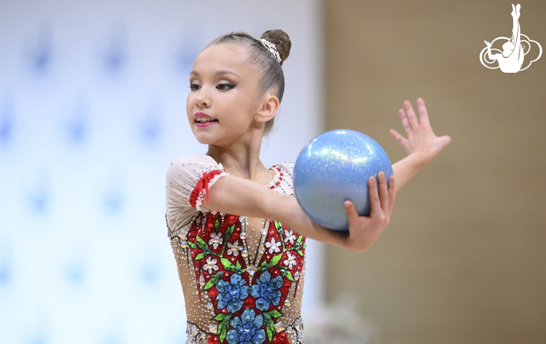 Вероника Малинина во время упражнения с мячом