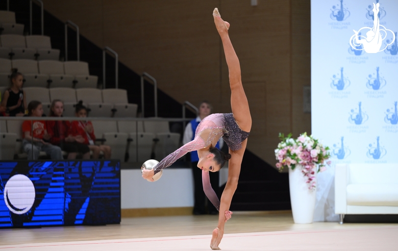 Ульяна Янус во время упражнения с мячом