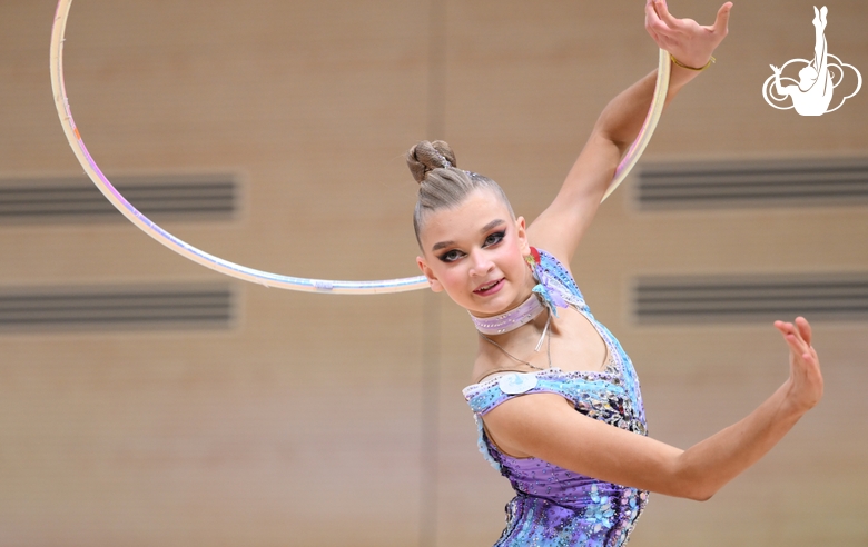 Александра Борисова во время упражнения с обручем