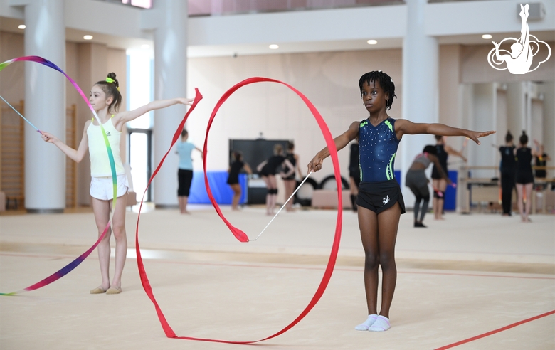 Гимнастка Нкенко-Сита Давина Шансельви во время занятия на сборах в Академии