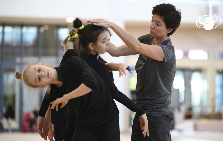 Хореограф фестиваля «Алина» Ирина Зеновка во время занятия с групповичками Академии