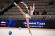 Софья Соловьева во время упражнения с мячом
